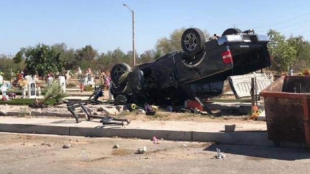 Camioneta termina volcada en Panteón Municipal Norte; Daña tres tumbas Camioneta termina volcada en Panteón Municipal Norte; Daña tres tumbas
