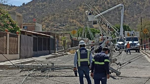 Esta colonia se quedará sin luz dos días; camión derribó postes de la CFE Esta colonia se quedará sin luz dos días; camión derribó postes de la CFE