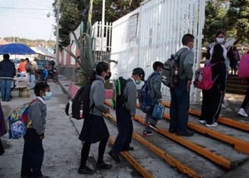 Alumnos de primaria intoxicados por inhalación de solventes en Tlalnepantla