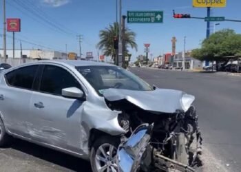 Aparatoso choque entre dos vehículos dejó cuantiosos daños materiales