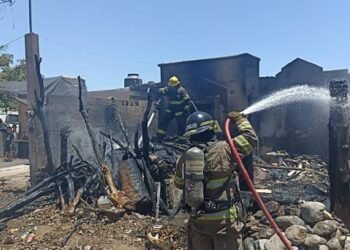 Vivienda usada como basurero fue consumida por incendio en Pueblo Escondido