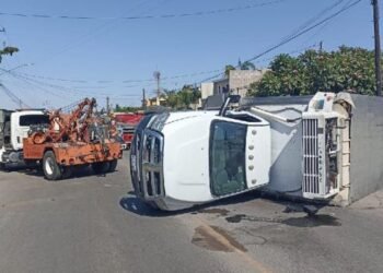 Camión termina volcado por falla en los frenos en colonia Las Torres