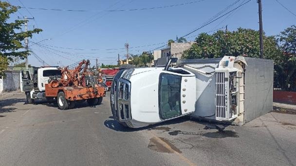 Camión termina volcado por falla en los frenos en colonia Las Torres Camión termina volcado por falla en los frenos en colonia Las Torres