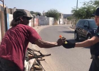 Autoridades entregan mil 340 insumos ante calor a personas vulnerables