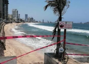 Cierran 8 playas en Mazatlán por efectos del huracán “Beatriz”