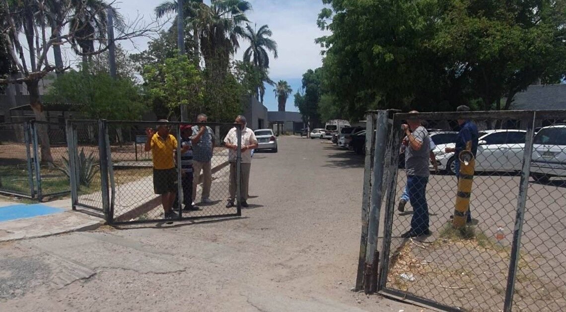 Se manifiestan sindicatos en el Issste para evitar que se lleve equipo médico a Hermosillo