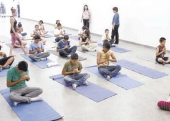 Mejorando la calidad de vida en la tercera edad: Presentan manual de “Yoga para gente grande”