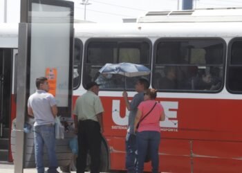 Hermosillo: Con este “solecito” esperan el camión ¡hasta una hora!