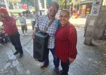 Marta y su esposo ponen el ritmo en el andador del mercado municipal de Hermosillo