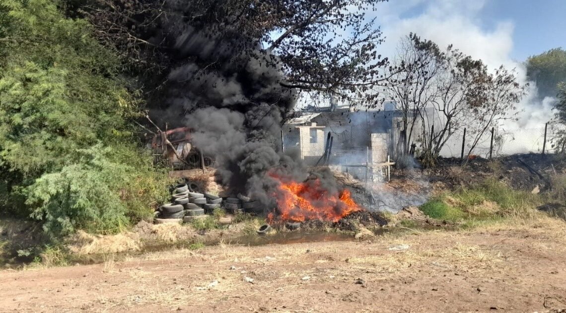 Rescatan a hombre y su perrito de incendio Rescatan a hombre y su perrito de incendio