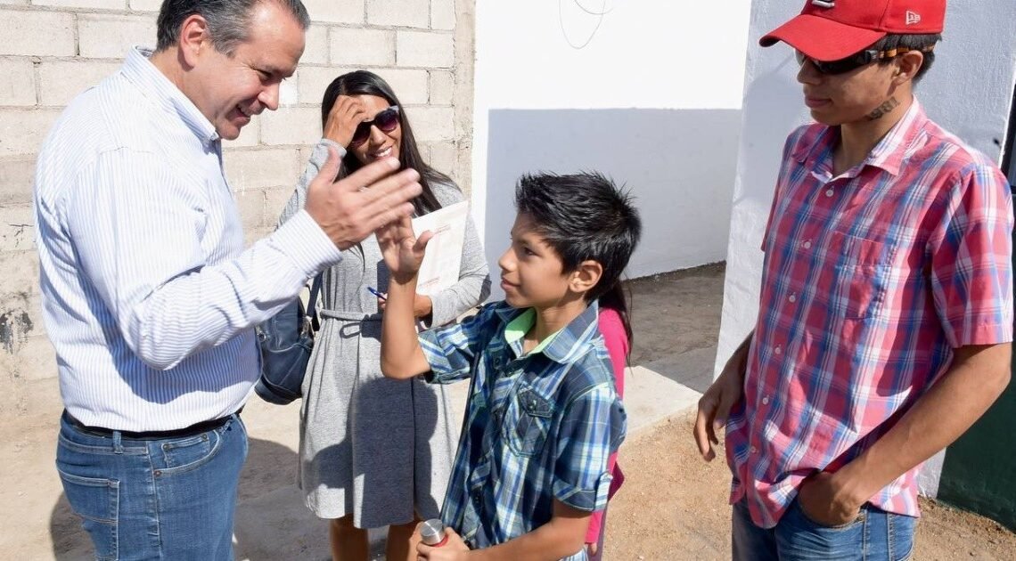 Entrega el alcalde casas rescatadas del abandono a dos familias