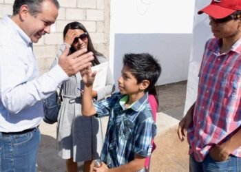 Entrega el alcalde casas rescatadas del abandono a dos familias
