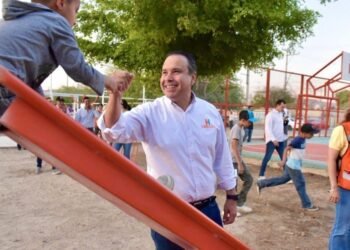Entrega alcalde de Hermosillo parque rehabilitado en colonia Virreyes