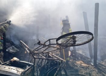 El calor del fuego que consumía su casa despertó a su dueña, en la colonia Hacienda de la Flor