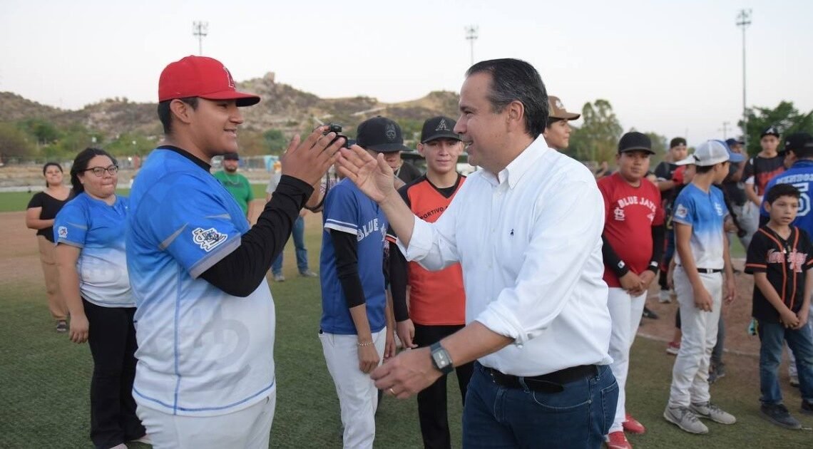 Entrega alcalde de Hermosillo iluminación LED de 3 campos deportivos