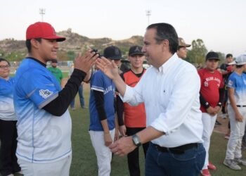 Entrega alcalde de Hermosillo iluminación LED de 3 campos deportivos