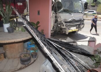 Hermosillo: Familia desayunaba cuando se estrelló camión repartidor de leche contra su casa