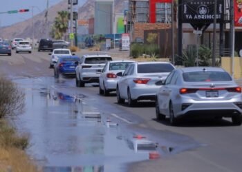 Hermosillo:  Con urgencia solicitan a las Autoridades reparar fuga de drenaje y baches en Paseo Río Sonora