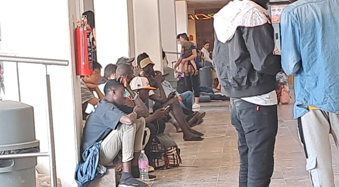 Saturan migrantes Central de Autobuses de Hermosillo Sonora