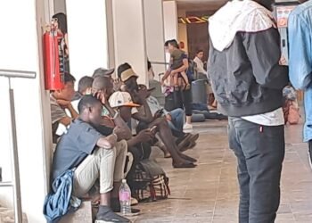 Saturan migrantes Central de Autobuses de Hermosillo Sonora