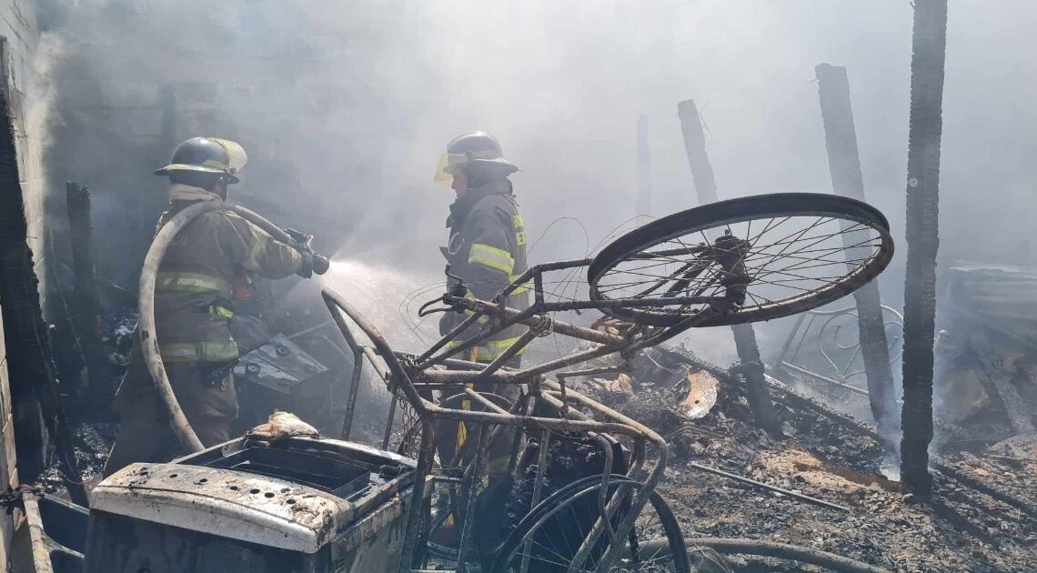 Incendio en la colonia Hacienda de la Flor deja serias pérdidas materiales