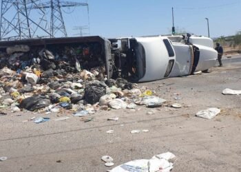 Volcadura de tráiler cargado de basura en Hermosillo deja a una persona lesionada