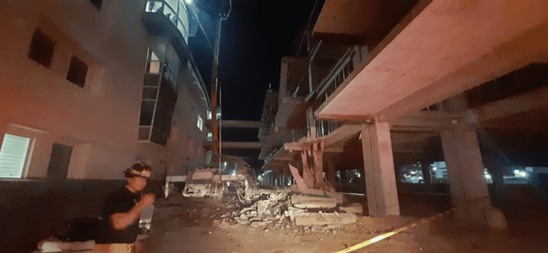  Aparentemente una máquina para nyectar concreto le pegó a la estructura, derrumbándola.