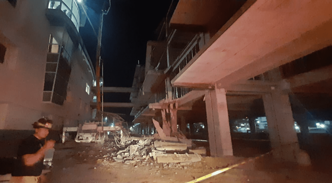 FOTOS: Colapsa obra en hospital San José en Hermosillo; reportan dos obreros delicados y uno grave