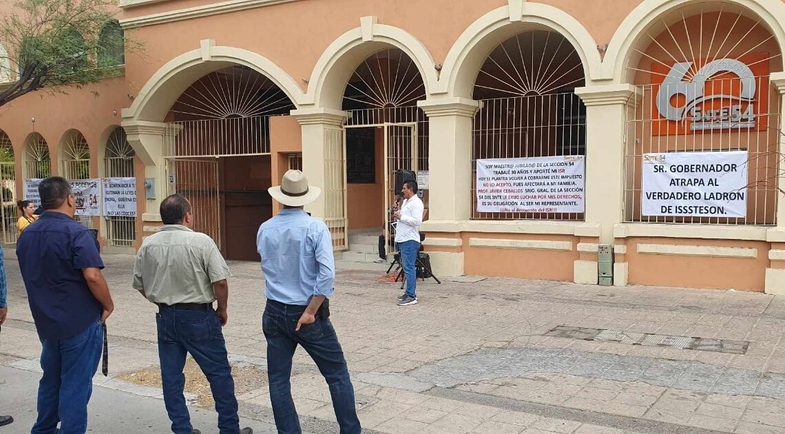 Hermosillo: Se manifiestan maestros jubilados del SNTE 54 por cobro de ISR a pensiones