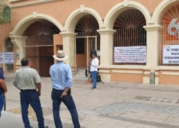 Hermosillo: Se manifiestan maestros jubilados del SNTE 54 por cobro de ISR a pensiones