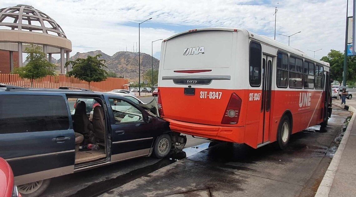 Camioneta y unidad de transporte público chocan frente al edificio de la FGJE