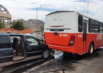 Camioneta y unidad de transporte público chocan frente al edificio de la FGJE
