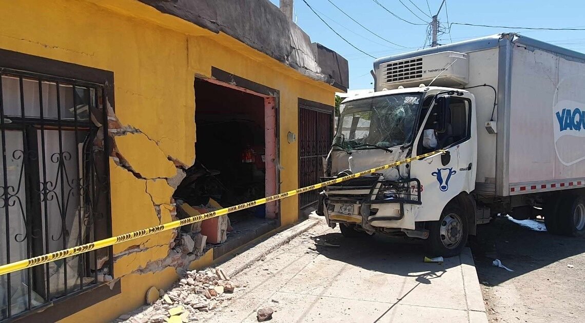 Hermosillo: Se impacta camión repartidor de leche contra casa en la colonia Adolfo López Mateos