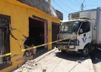 Hermosillo: Se impacta camión repartidor de leche contra casa en la colonia Adolfo López Mateos