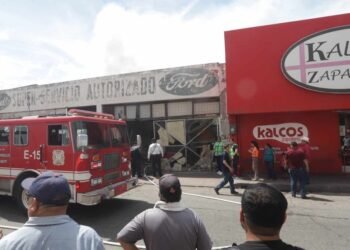 Se incendia bodega de cartón madera y plásticos del Centro de Hermosillo