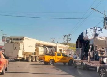 Camión derriba poste y afecta servicio de energía eléctrica