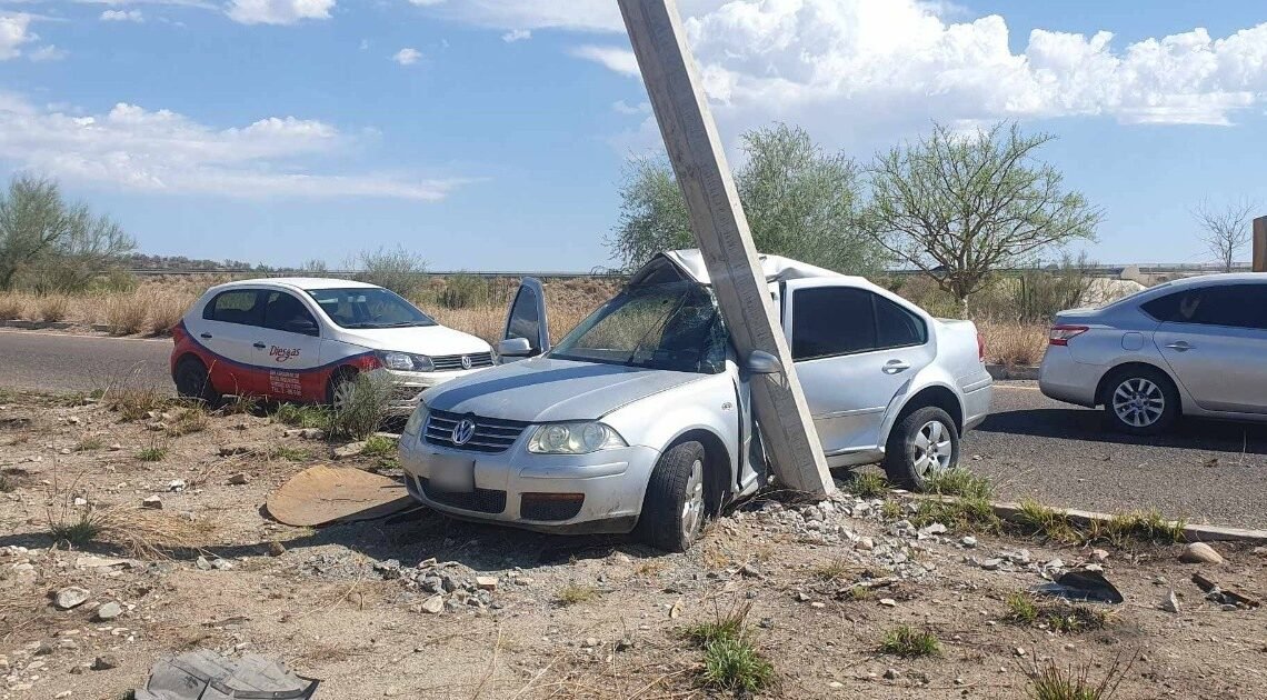 Hermosillo: Choque en bulevar Morelos deja un conductor herido y poste caído
