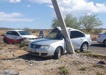 Hermosillo: Choque en bulevar Morelos deja un conductor herido y poste caído