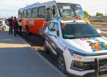 Camión de transporte urbano impacta patrulla eléctrica