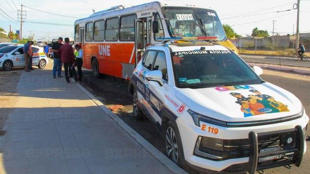 Camión de transporte urbano impacta patrulla eléctrica Camión de transporte urbano impacta patrulla eléctrica
