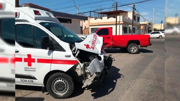 Choca ambulancia de Cruz Roja cuando acudía a atender un reporte Choca ambulancia de Cruz Roja cuando acudía a atender un reporte