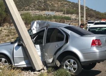 Pierde el control y se estrella contra un poste; es trasladado a hospital