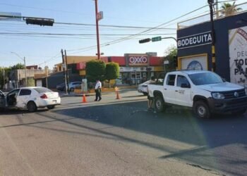 Provoca aparatoso choque por pasarse el semáforo