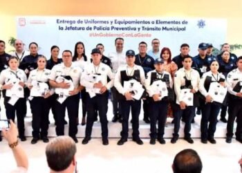 Entrega Antonio Astiazarán uniformes y chalecos balísticos a la Policía