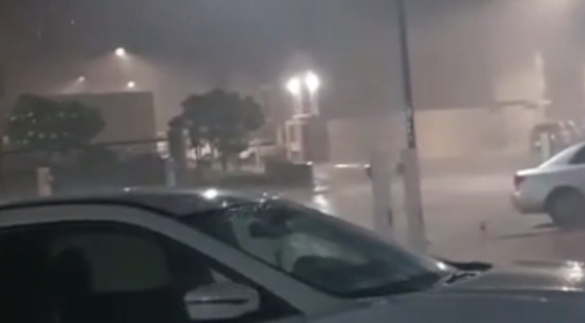 Azota granizo, lluvia y fuertes vientos al Centro de Hermosillo; se va la luz en algunas zonas