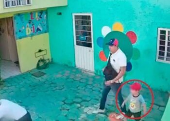 Christopher, hijo de agresores de maestra regresa con sus abuelos