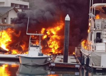 Confirman un fallecido en incendio de yates en La Paz