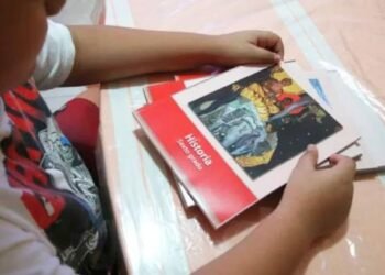 Lanzan petición en Change.org para detener distribución de libros de texto