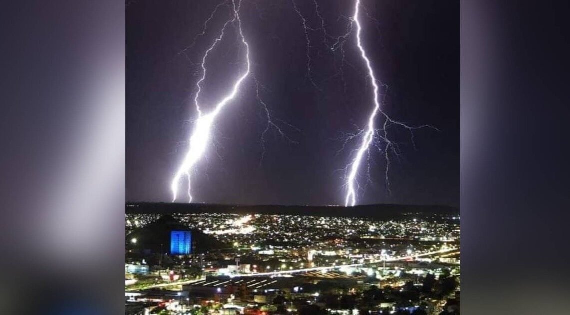 Lluvias desencadenan daños y emergencias en Hermosillo Lluvias desencadenan daños y emergencias en Hermosillo
