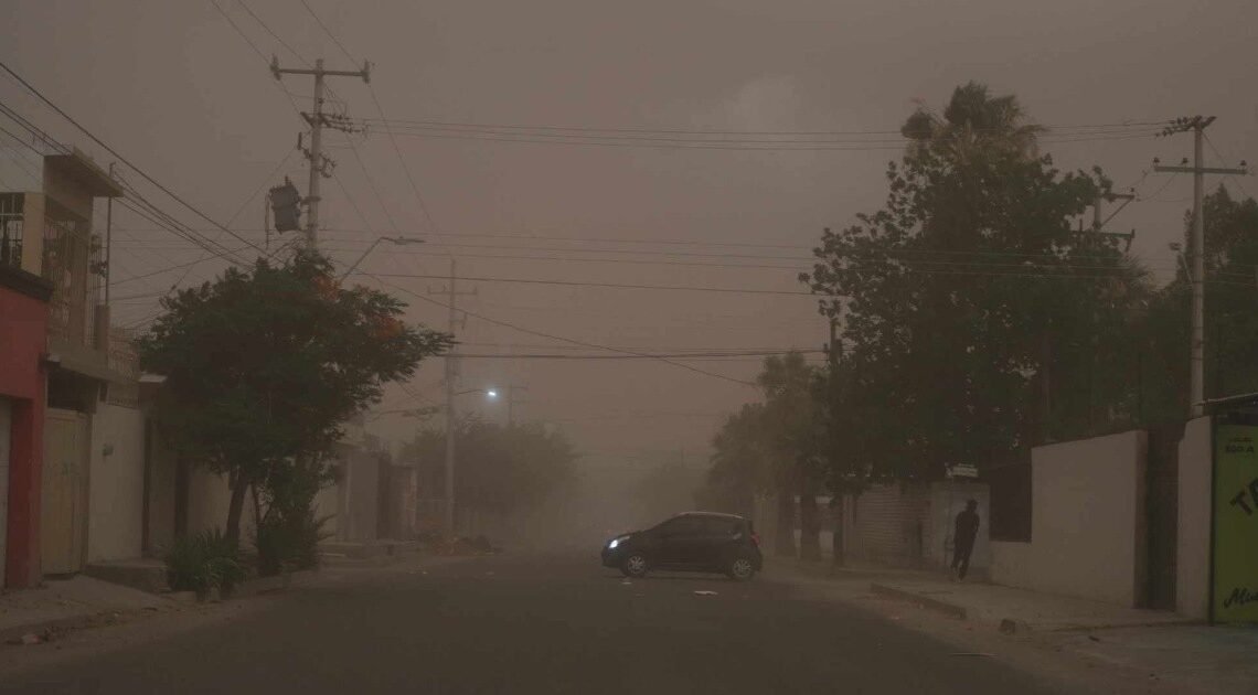 Fuerte tormenta de polvo nubla gran parte de Hermosillo y hace sentir que las lluvias se acercan Fuerte tormenta de polvo nubla gran parte de Hermosillo y hace sentir que las lluvias se acercan